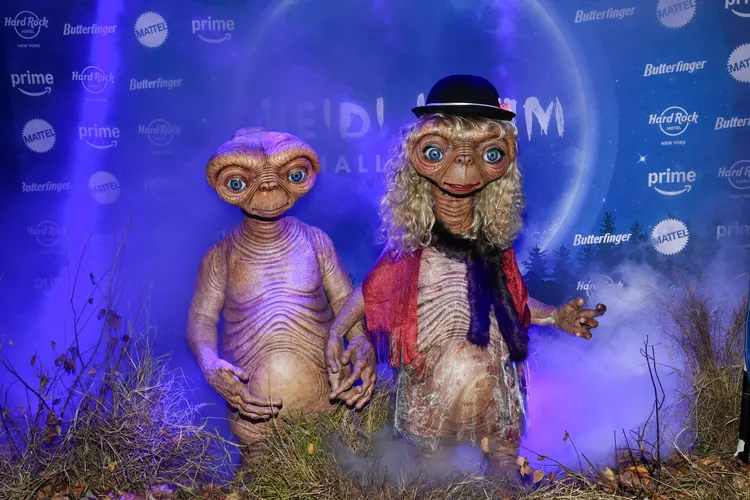 海蒂與老公攜手扮E.T. CP。美聯社