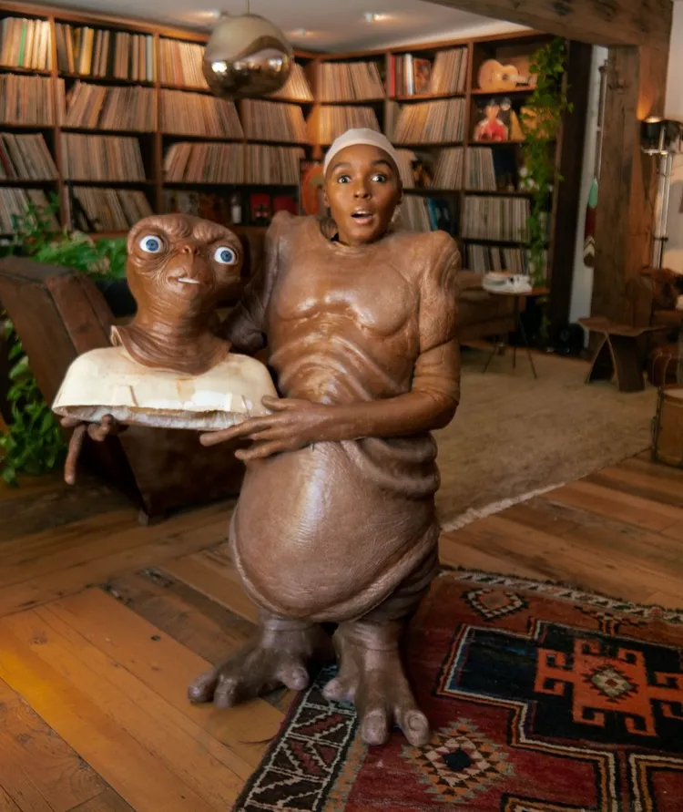 美國黑人女星賈奈兒夢內早一步發表E.T.造型。翻攝IG@Janelle Monáe