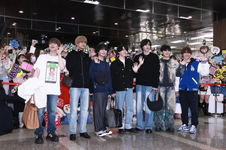 浪花男子今天中午抵達松山機場。彭欣偉攝