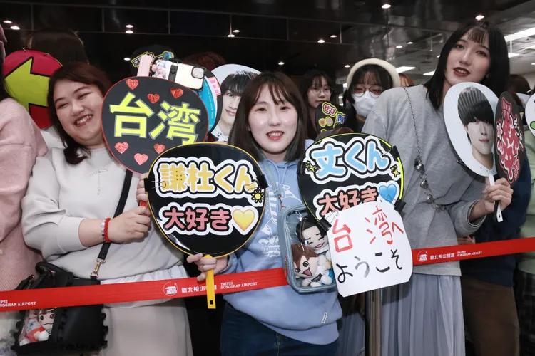 台北顧小姐手舉藤原丈一郎和長尾謙杜的扇子。彭欣偉攝