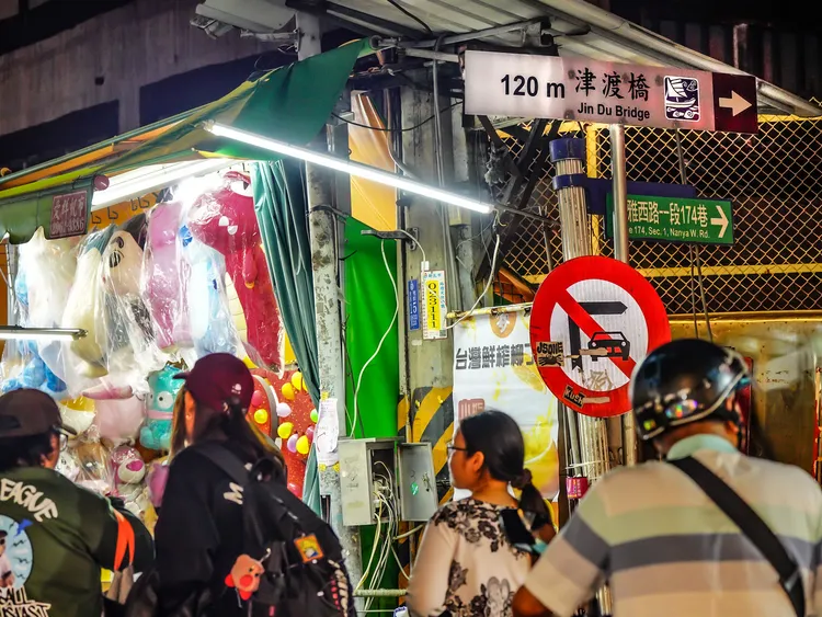 湳雅夜市出入口增設4處津渡橋指示牌，引導更多民眾前往津渡橋，欣賞湳仔溝的美麗夜景。水利局提供