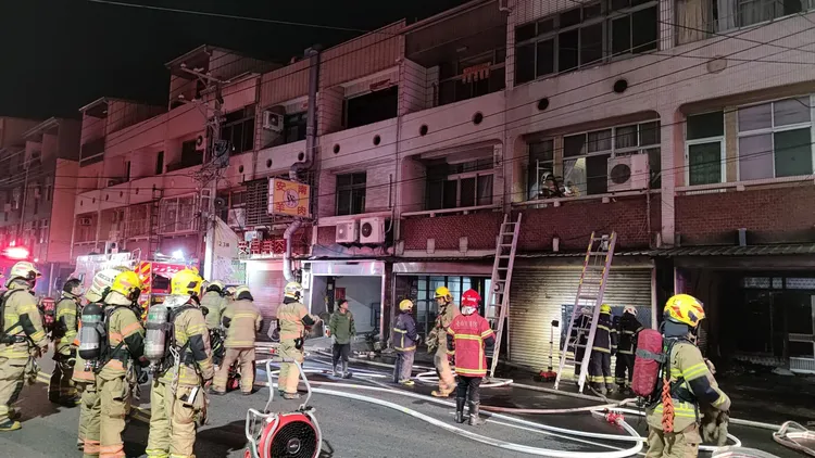 消防局出動20車50警義消到場。民眾提供