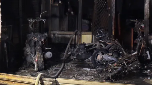 台南歸仁民宅清晨冒火4人逃出生天 疑起火點!電動機車被燒到剩骨架