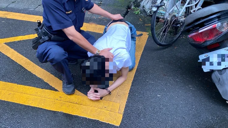 蘇姓馬來西亞籍車手取款時，當街被警方壓制逮捕。翻攝畫面