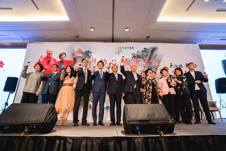 國民黨前主席吳伯雄今日舉辦60周年鑽石婚，國民黨副主席連勝文、台北市長蔣萬安、新北市長侯友宜、桃園市長張善政、台中市長盧秀燕都現身道賀。翻攝自網路