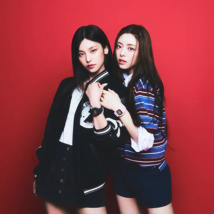 禮志（左）、有娜（右）分別配戴黑色與粉色的聯名錶款。品牌提供