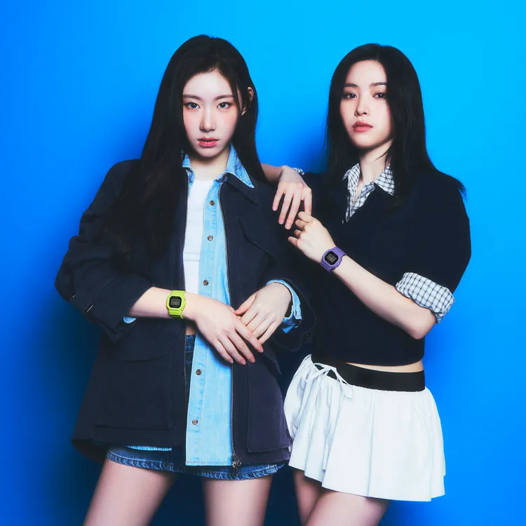 彩領（左）、留眞（右）分別配戴萊姆綠與紫色的聯名錶款。品牌提供