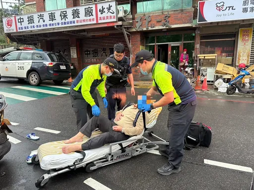 基隆79歲騎士「雷殘」車壓身無心跳　巡邏警鬼門關前搶救成功