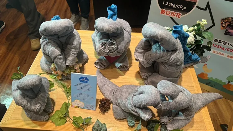 記者會中業者用不同規格的毛巾做出大中小的恐龍造型，十分吸睛。劉建國提供