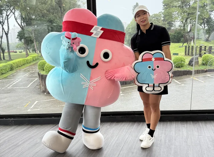 熱情活潑的世壯運吉祥物「壯寶」與張恩實一同開心加油。北市觀傳局提供