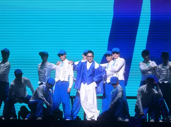 華仔帶著舞者帥氣唱跳。台灣映藝、超級圓頂提供