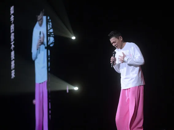 劉德華看到粉絲應援，越唱越激動，最後忍不住哽咽落淚。台灣映藝、超級圓頂提供