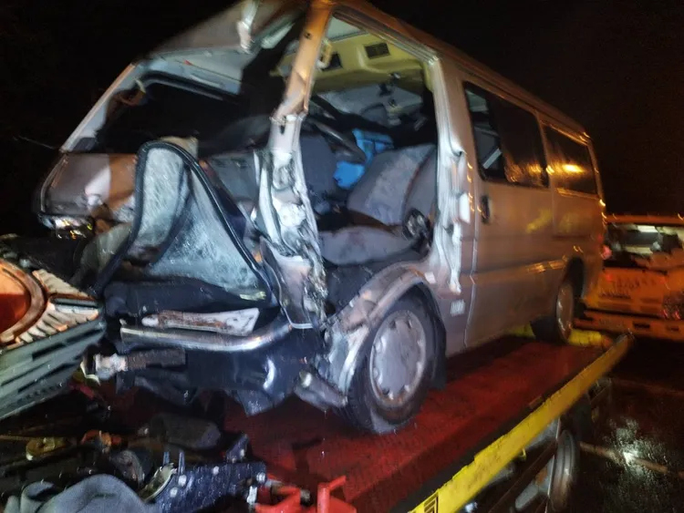 小貨車嚴重變形。警方提供