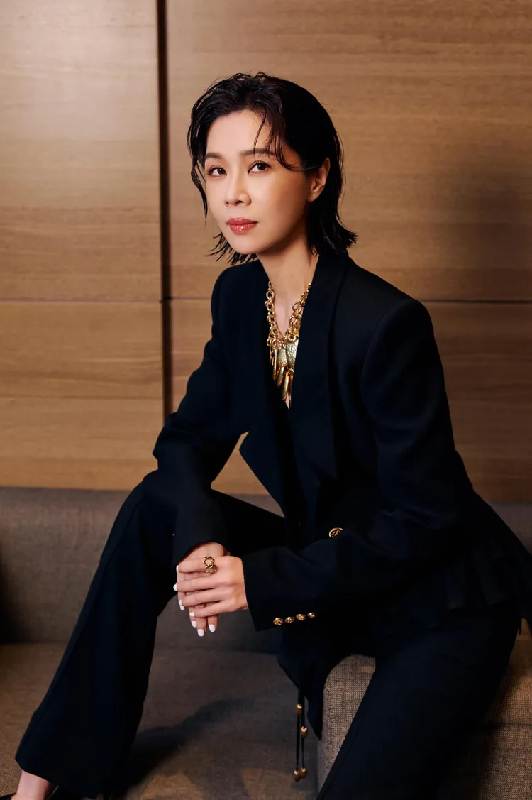 謝盈萱穿著Chloé的經典黑色西裝套裝搭配復古金鵝卵石項鍊。品牌提供