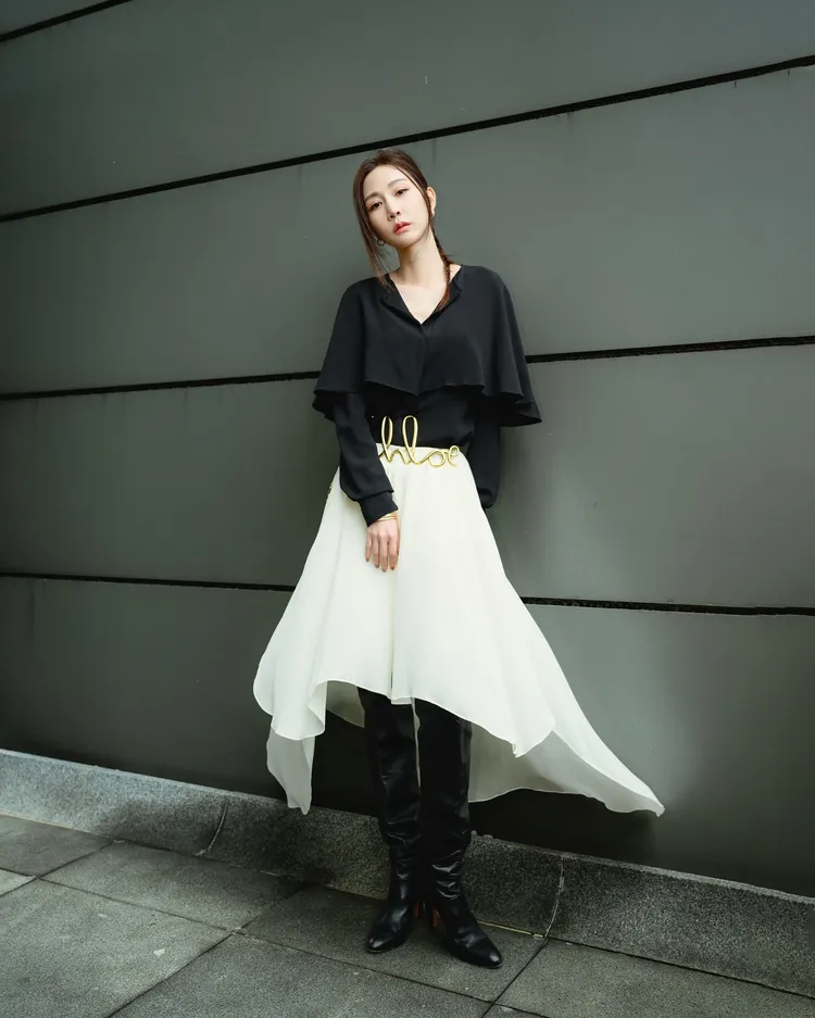 曾莞婷以C Chloé復古金屬鍊條點綴腰身。品牌提供