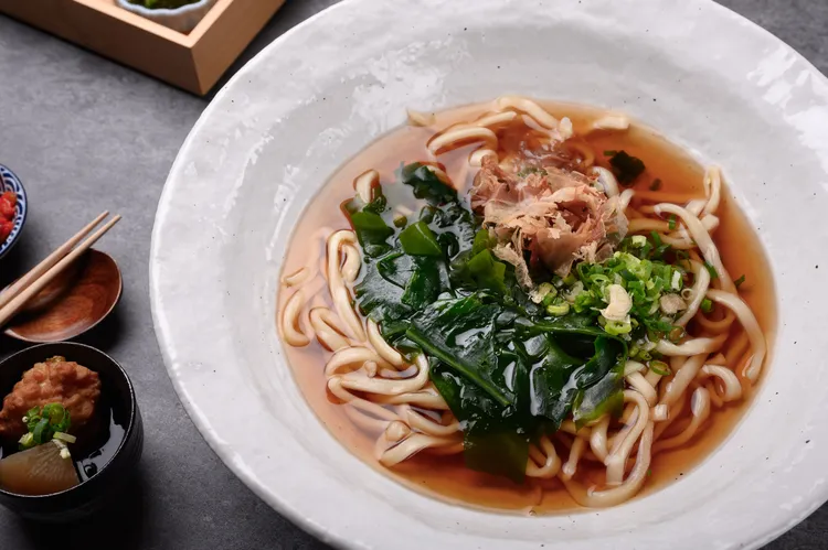 海帶芽烏龍麵是大判狐狸烏龍麵海味版，高湯使用宗田節鰹魚作為湯底原料，充滿獨特煙燻風味，湯底搭配獨家烏龍麵醬汁，上菜時撒上大量海帶芽及蔥花、柴魚，口味清爽又經典。(大碗180元，小碗120元)。業者提供