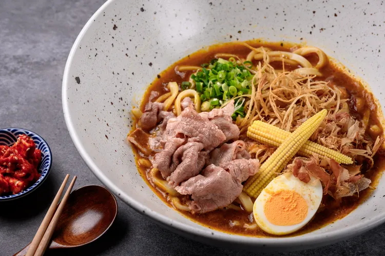 咖哩牛肉烏龍麵高湯選用偏甘口及辛口兩種咖哩調配而成，並佐以已修清美國牛培根，上桌前肉品使用烏龍麵高湯輕涮五秒，再加上牛蒡、蔥花、柴魚、雞蛋、玉米筍等佐料，一次品嚐多種美味。(大碗280元，小碗180元)。業者提供