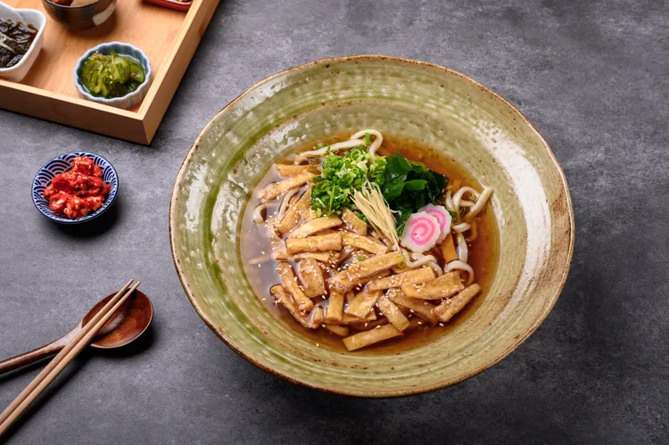 切麥狐狸 烏龍麵專賣2店中山店限定開賣京都獨有的勾芡湯頭、條狀豆皮「狸貓烏龍麵」，在湯頭加入薑泥熬煮且運用琉璃芡工法，最後加上刀切條狀的豆皮，是一款勾芡的烏龍麵。(大碗200元，小碗130元)。業者提供