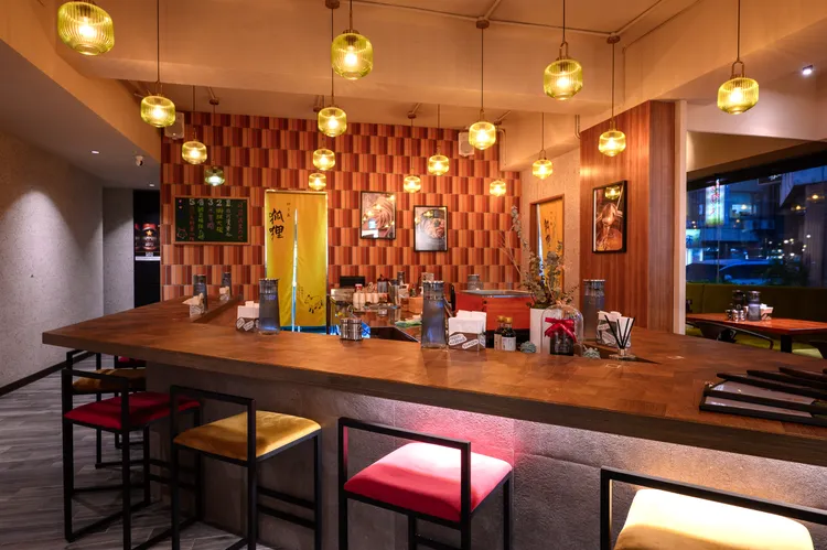 切麥狐狸烏龍麵專賣2店中山店中山北路條通商圈風華初上，在座席規劃除一般座位區之外，另設置宛如酒吧風格且寬敞的吧台區。業者提供