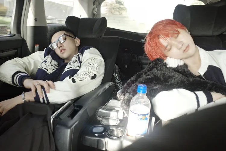 高有翔（左）、吳昱廷累到車上補眠。圖／滾石唱片提供