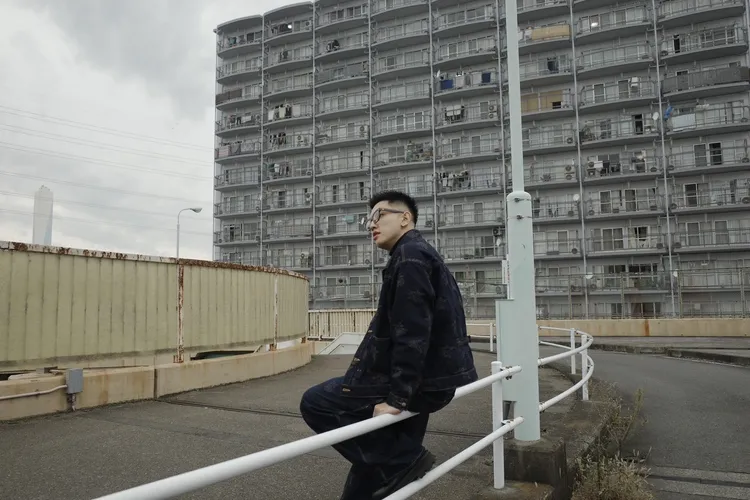 高有翔在新歌《你聽》展現難得深情模樣。圖／滾石唱片提供