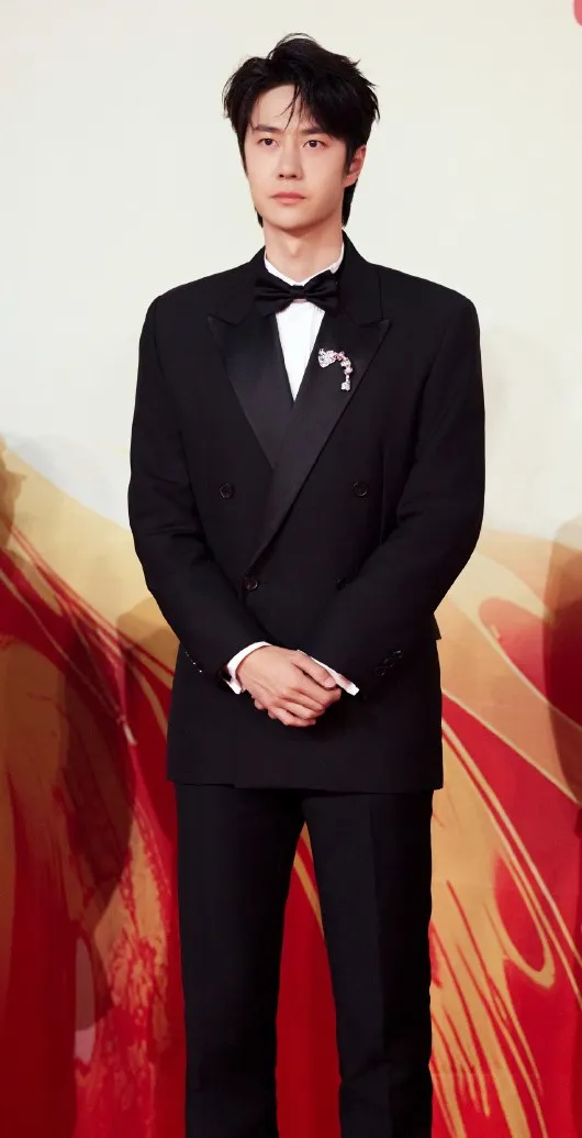 王一博以胸針造型走紅毯。翻攝YIBO-OFFICIAL微博