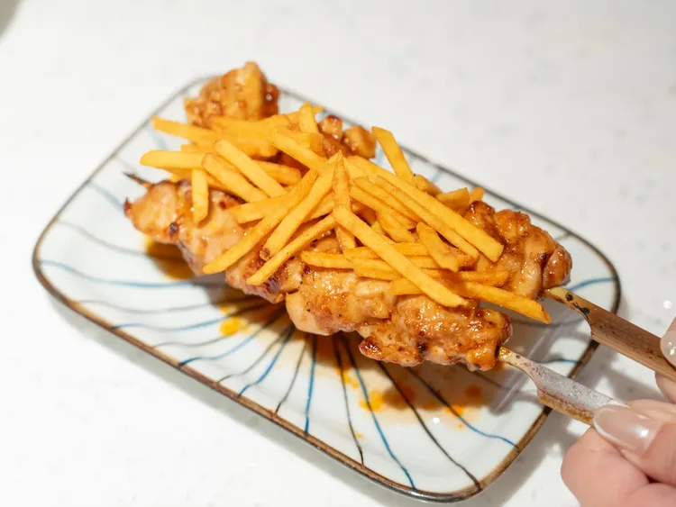 「卡拉椒麻雞肉串」特別撒上洋芋脆片增添口感。爭鮮提供