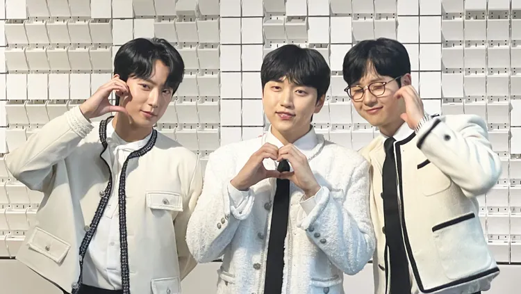 燦多（中）想嘗試喝看看香菜汁。陳薇安攝