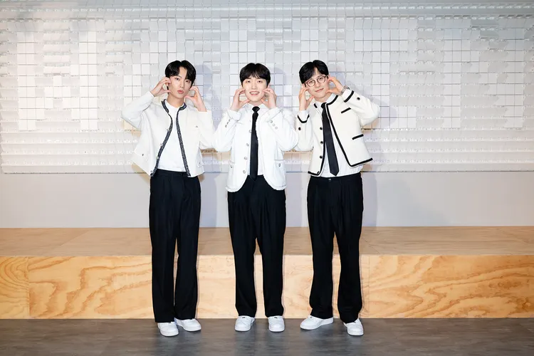 孔燦（左起）、燦多、CNU比出臉頰愛心。網銀國際提供