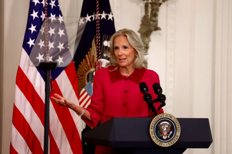 第一夫人吉兒拜登透露，會透過人轉交她手寫得到賀信給缺席的川普妻子梅蘭妮亞。路透