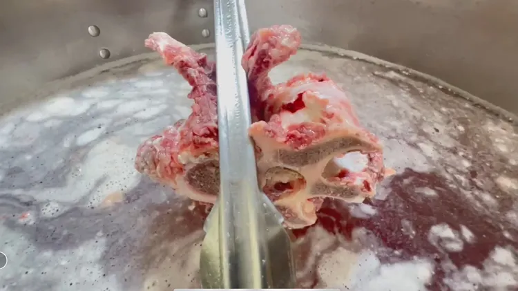 業者表示開業以來都是用現宰本土牛肉，並用牛骨加蔬果熬湯頭。翻攝照片