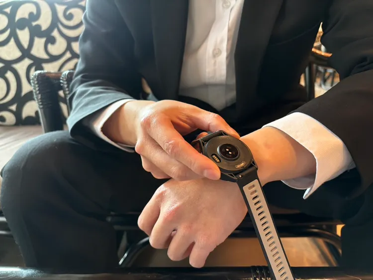 張先生購買這款跑錶後，在睡覺時配戴卻被燙傷。江孟謙攝