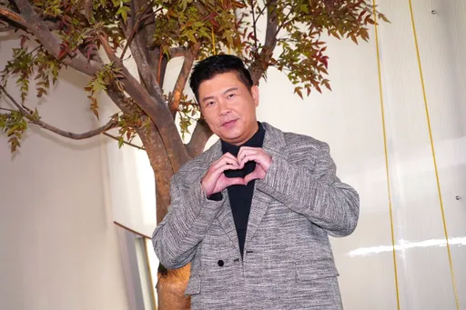 曾國城自爆拌麵副業營業額破億　發300萬年終　