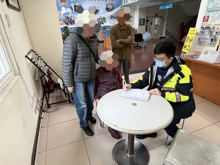 警員通知家人來接老婦返家。桃園警分局提供