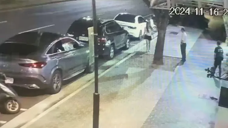 長髮熱褲女疑與旁邊的2名男子熟識，警方初步了解為感情糾紛。民眾提供