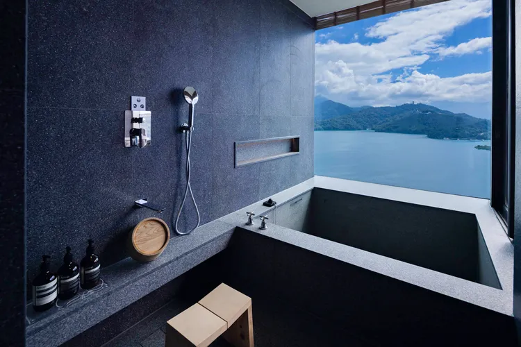 漢來日月行館每間客房均具備獨立溫泉池，可享受採自深度1600米深度的美人湯。業者提供