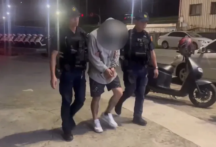 陳男原來車上滿是違禁品，拒絕警方臨檢而開車衝撞釀下大禍，險些慘死槍下。翻攝畫面