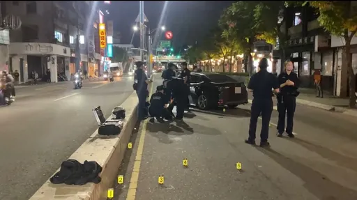 新庄辅大前深夜枪响!黑车男这原因拒检冲撞欲脱逃 警连开13枪射胎破窗逮人