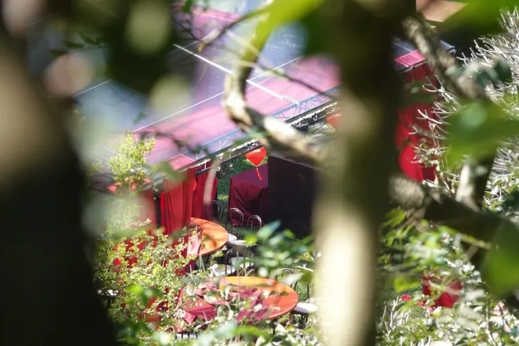 薄瓜瓜婚宴會場，室外場地棚子內有掛紅布條、燈籠等裝飾，充滿濃厚中國風。特勤中心攝
