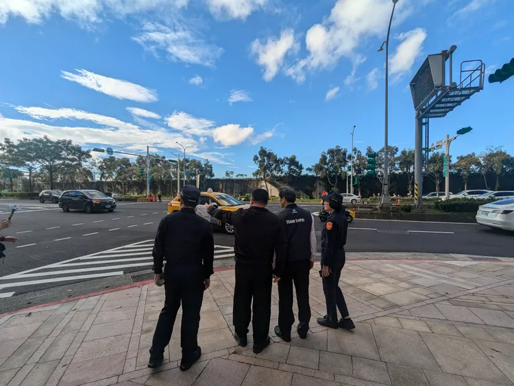 警方現場考察並實施相關措施。警方提供
