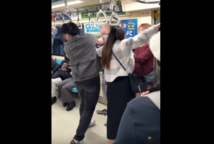 兩對男女在捷運車廂內推擠衝突。翻攝自Threads
