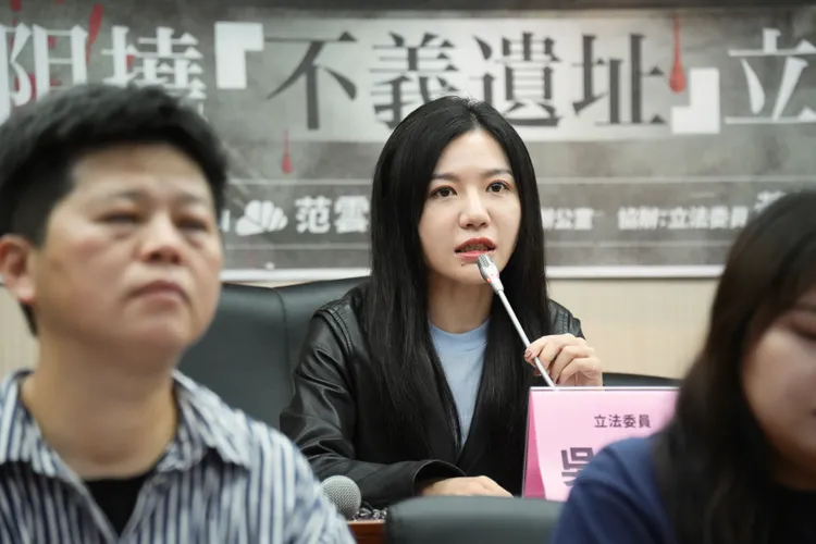 民進黨立委吳沛憶說明，保存不義遺址要與時間競賽，人會凋零、場域會崩壞。記者彭欣偉攝