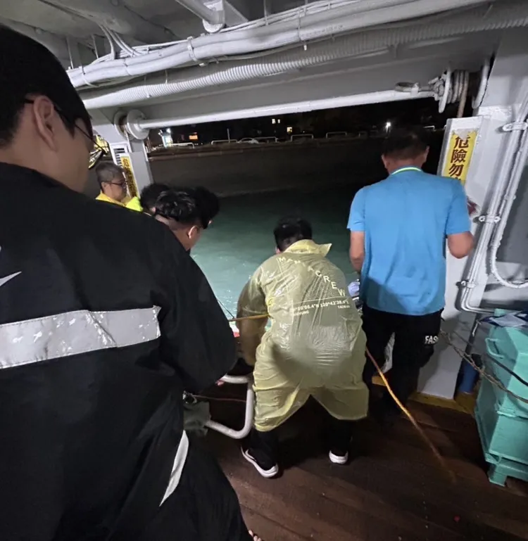 渡輪與領港船聯手救援落水民眾。翻攝照片