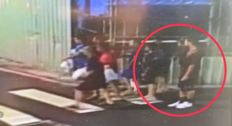 桃園永平國小助理教練要求小球員當街操練，影片PO網後引發熱議。翻攝照片