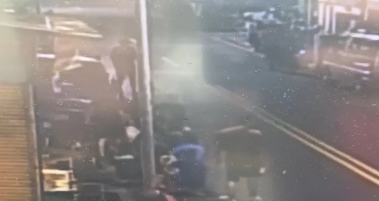 網友質疑大街上「鴨子走路」太危險，警方也認為違法可開罰。翻攝照片