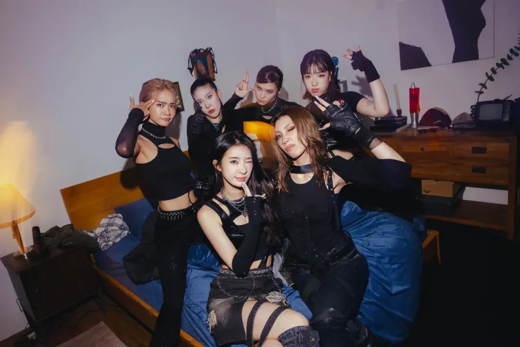 陳華（前排左起）與Karencici在MV有不少舞蹈橋段。圖／鮪魚肚影音提供