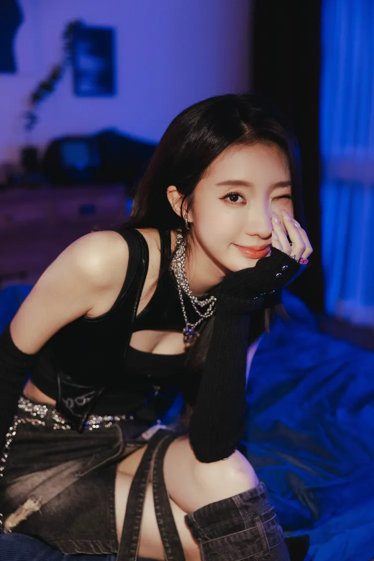 陳華MV化身闇黑芭比，小露性感。圖／鮪魚肚影音提供