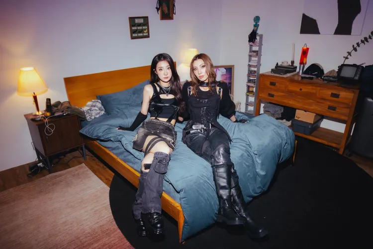 陳華（左）與Karencici在MV中性感使壞。圖／鮪魚肚影音