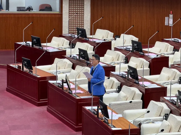 吳世正針對雙城論壇提出多個問題。記者張綵茜攝