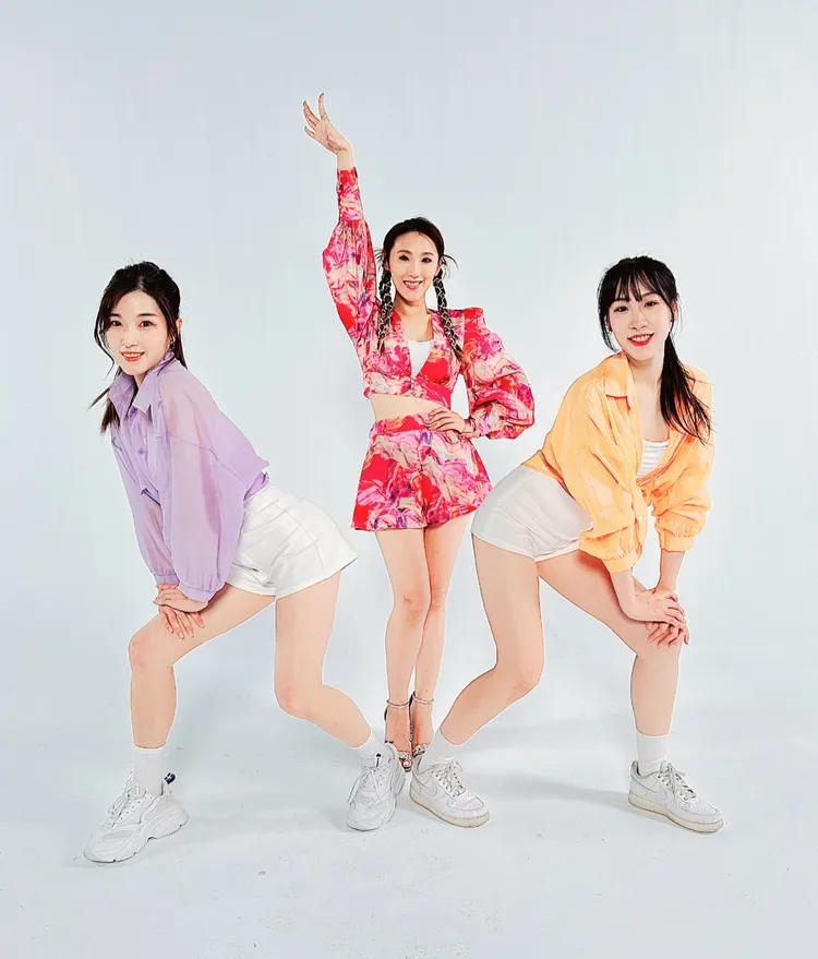 謝金晶搭配舞群載歌載舞。豪記唱片提供